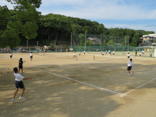 ソフトテニス部女子練習風景写真