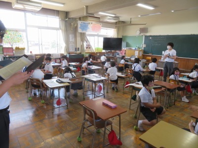 倉敷市教育委員会の先生に学校の様子を見てもらっている写真