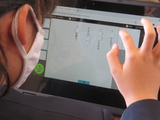 漢字アプリで練習をする６年１組の子ども