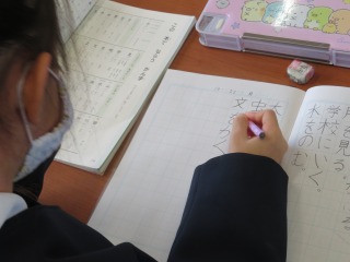 学習した漢字を使って文を作る１年１組の子ども