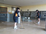中学生チャレンジワークで掃除をする中学生