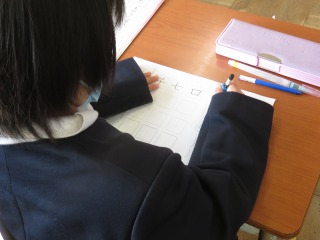 書写のかぎに気を付けて漢字を書く１年２組の子ども