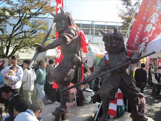 駅前の鬼の像