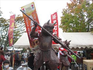 茶屋町駅前の鬼