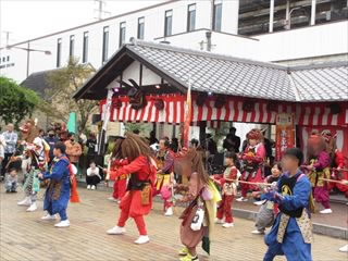 鬼踊りの様子