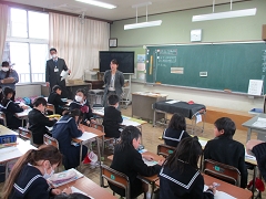２年授業研究の様子です。