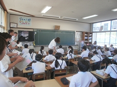 ４年生授業研究の様子です。