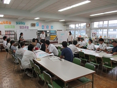 ４年生授業研究の様子です。