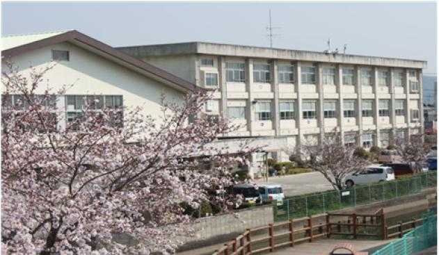 庄小学校の校舎の写真です
