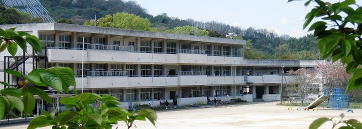 二万小学校校舎全景