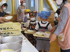 幼稚園児給食体験の様子です。