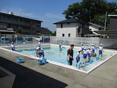 プール掃除の様子です。