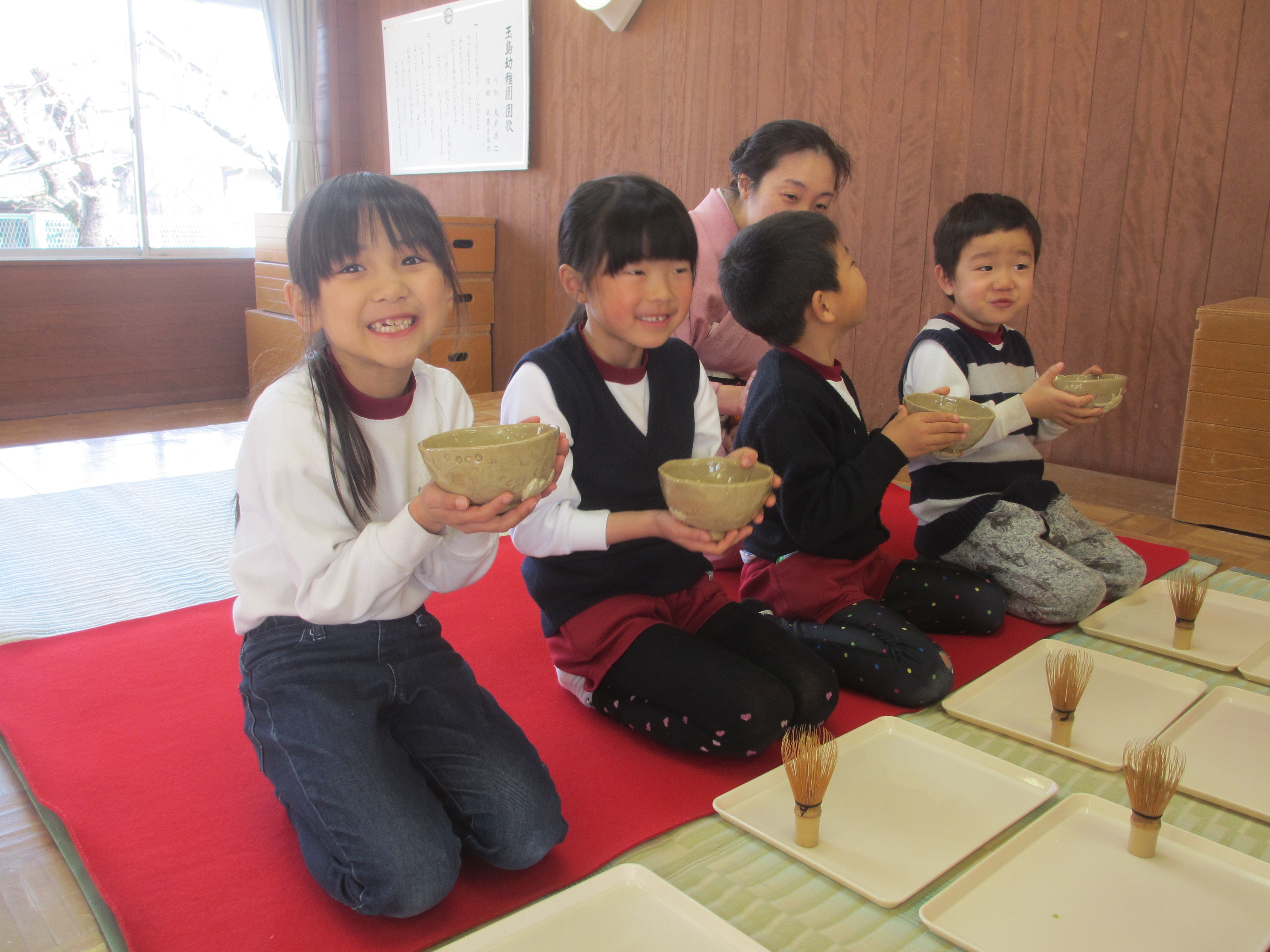 自分でたてた抹茶を飲んでいます