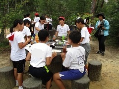 ６年生　山の学習の様子です。