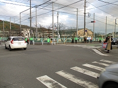 薄暮の街頭運動の様子です。