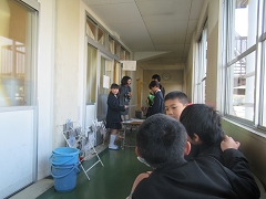 お店を巡っている様子です。