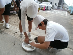 宇宙あさがおの種まきの様子です。