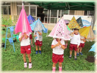 雨の日に傘を差しています