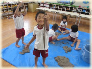 土粘土で遊んでいます