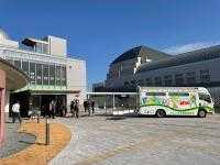 再開館を待っている真備図書館と移動図書館車