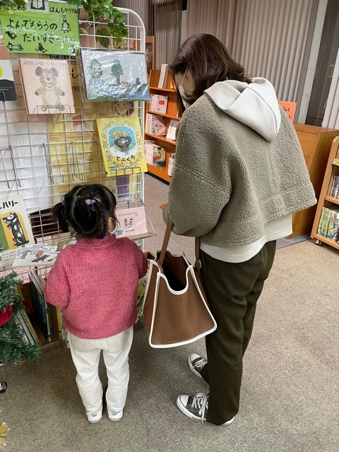 家族ふれあい読書～一緒に絵本を選んでいます