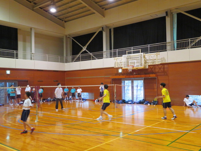 バドミントン部男子練習風景写真