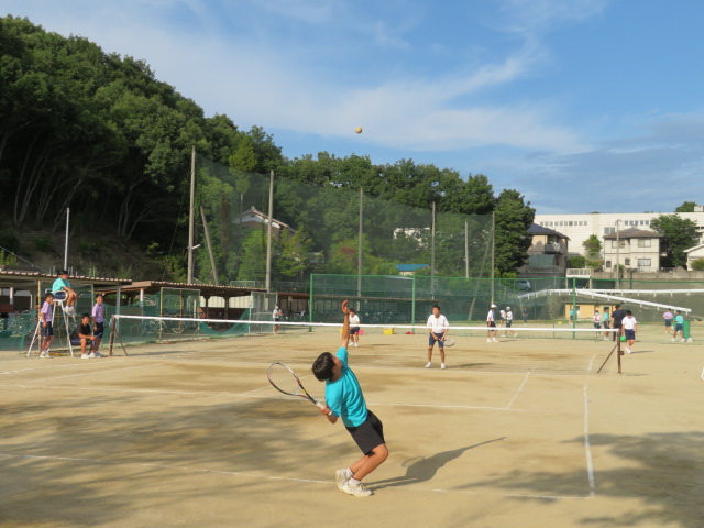 ソフトテニス男子練習風景写真