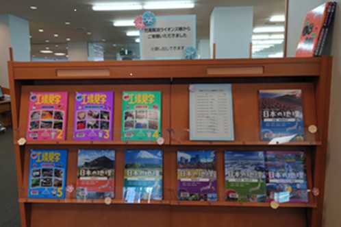 本棚にならべた寄贈本の写真