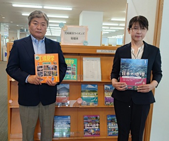 贈呈式写真：児島鷲羽ライオンズ会長と児島館長