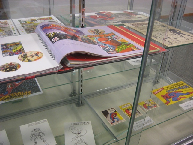 ６月のガラス展示　スパイダーマンの魅力　その１