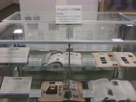 ガラス展示　デニムとジーンズの歴史