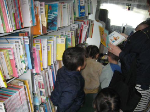 移動図書館車