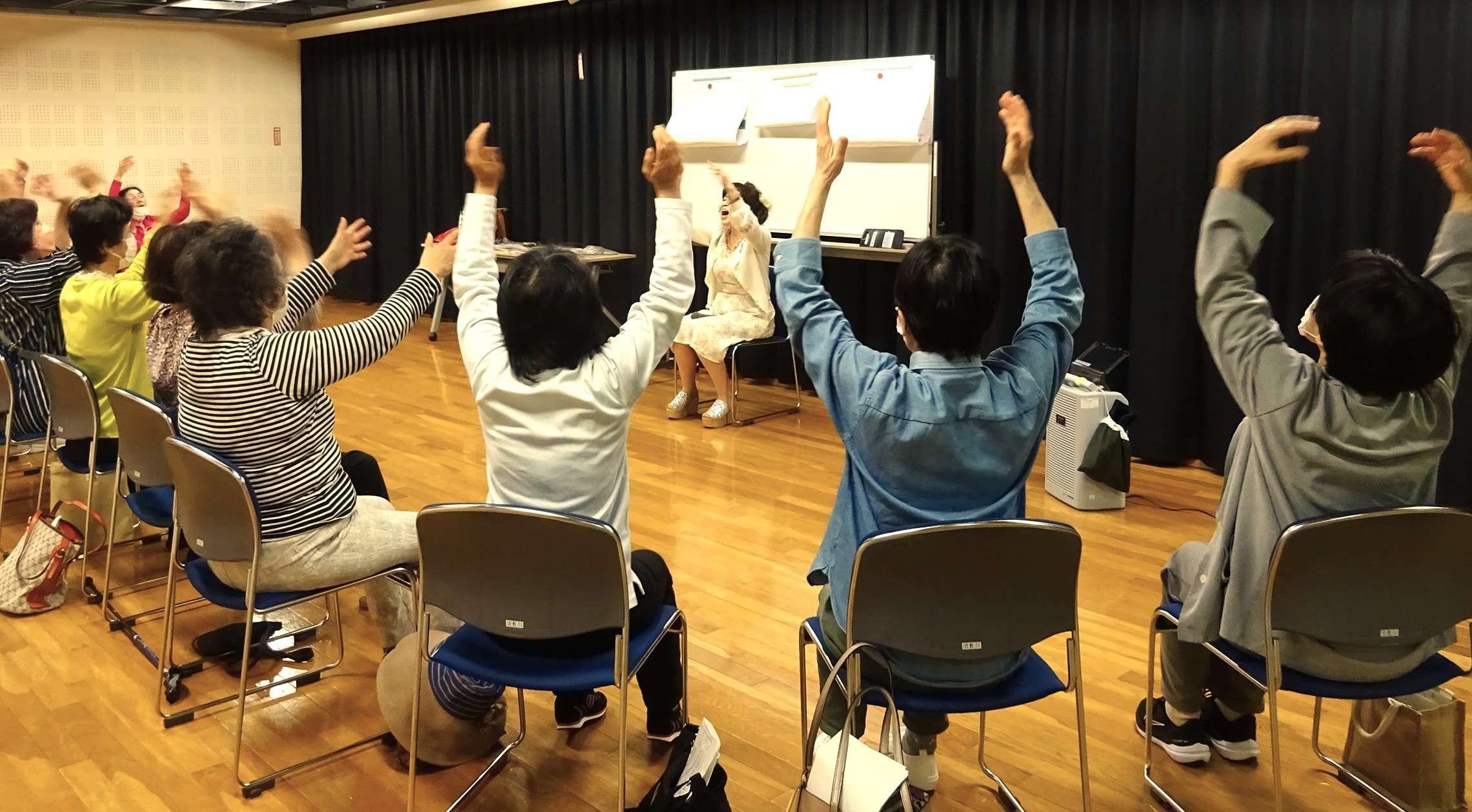 笑いヨガ講座の様子