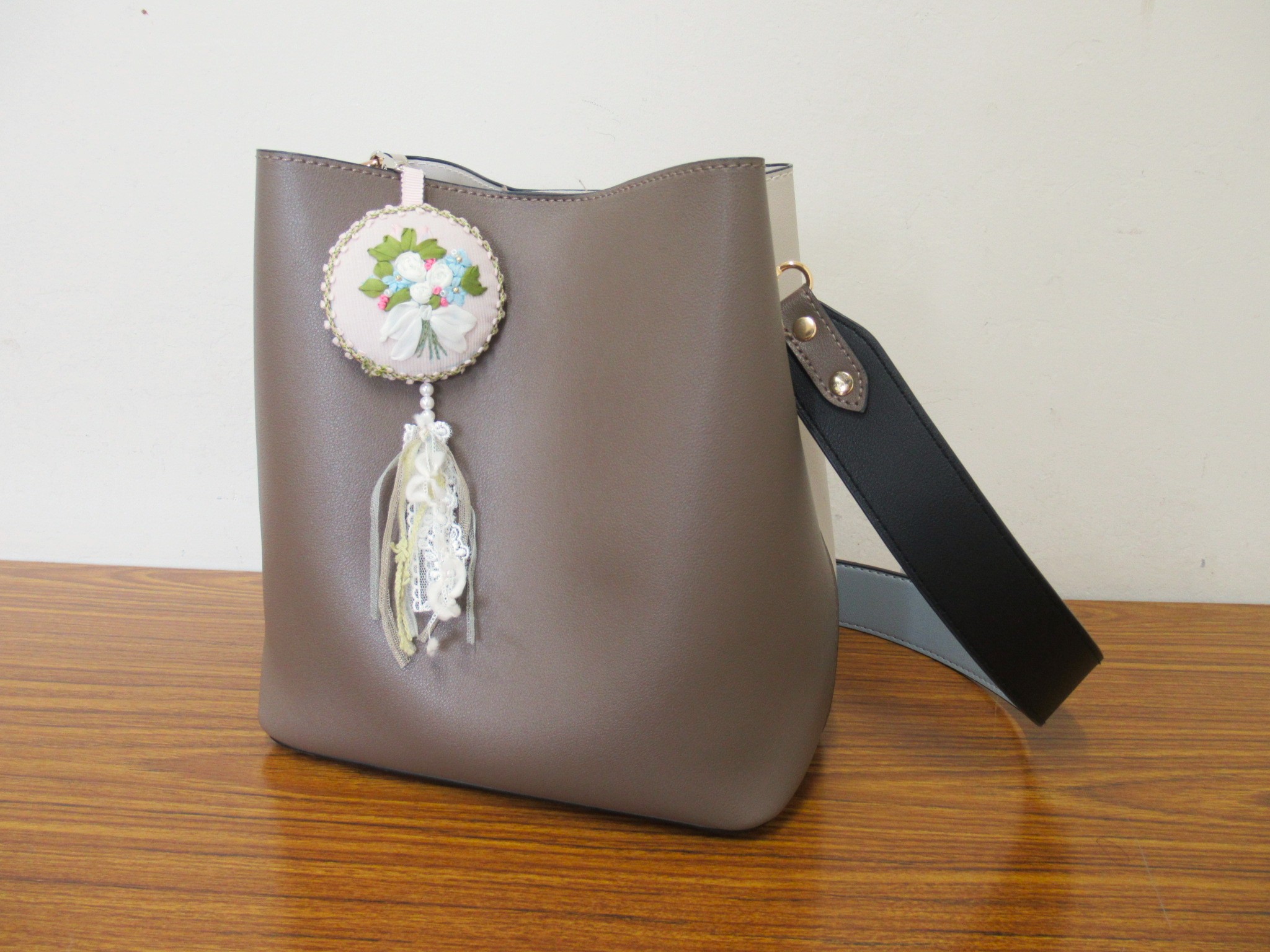 バッグにつけたバッグチャームの写真