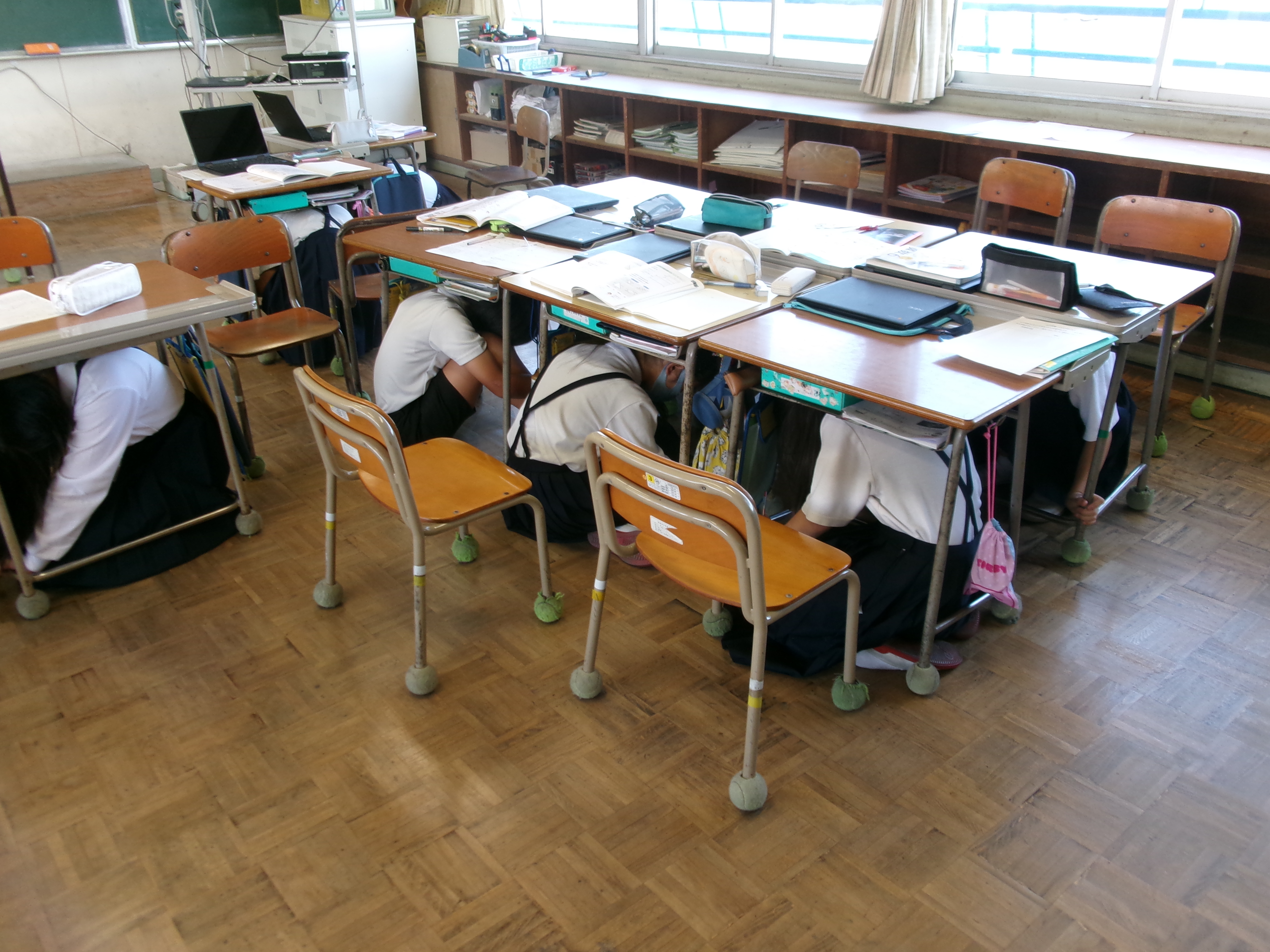 動かない