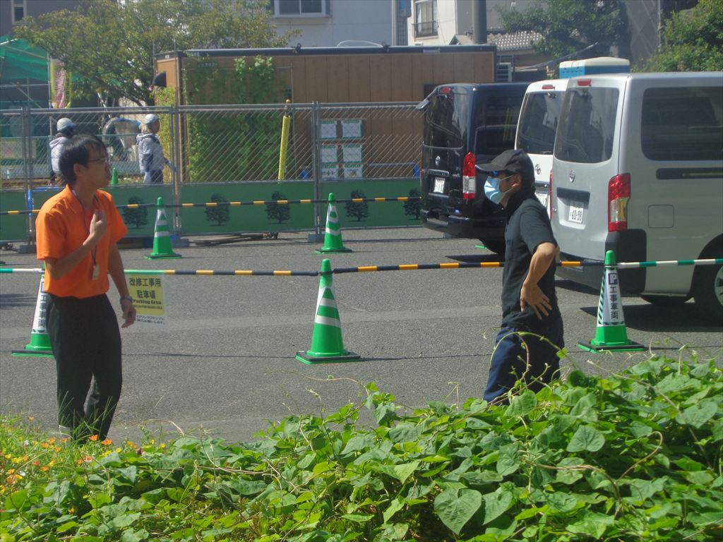 職員が不審者に対応中