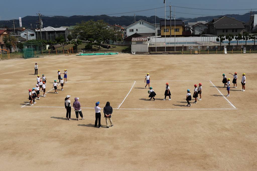 運動場で