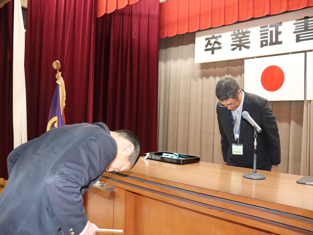 修了証授与