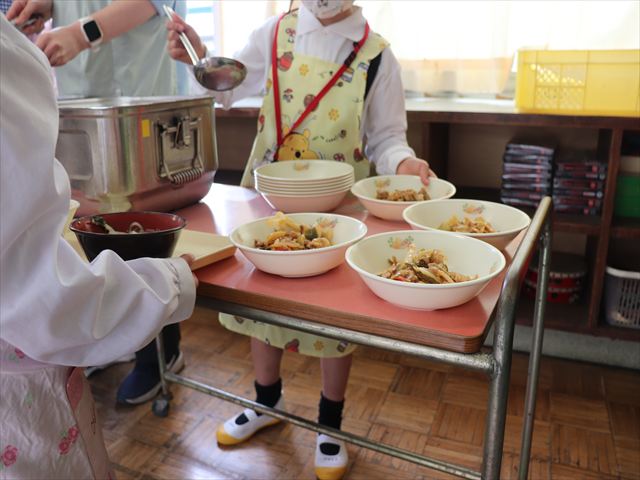 自分たちで配膳