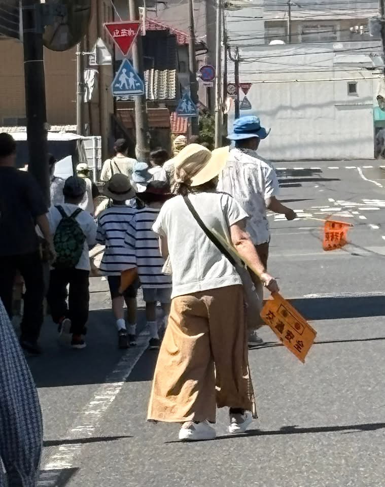 歩いて公園へ