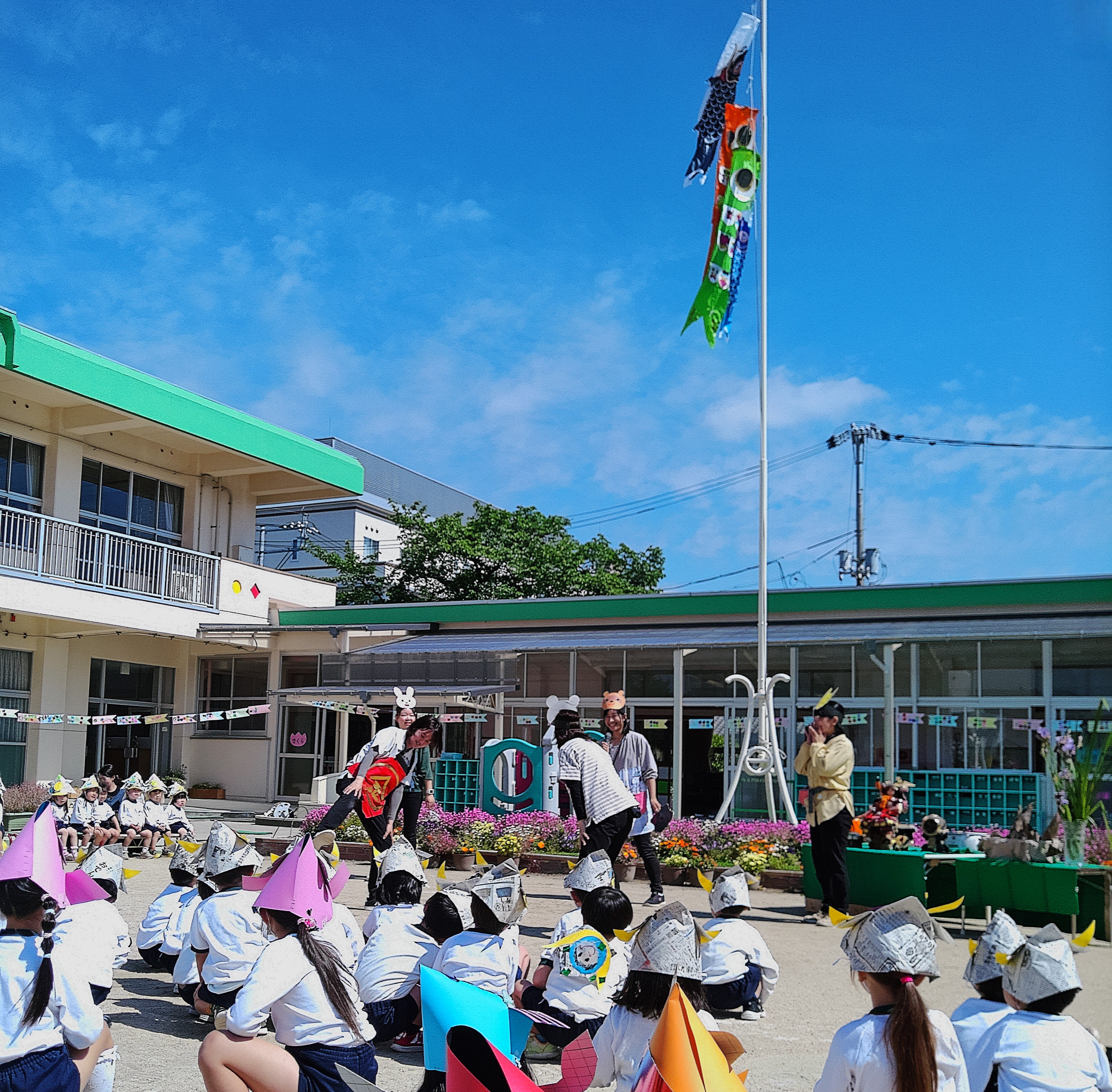 年長児が作ったこいのぼりの写真です
