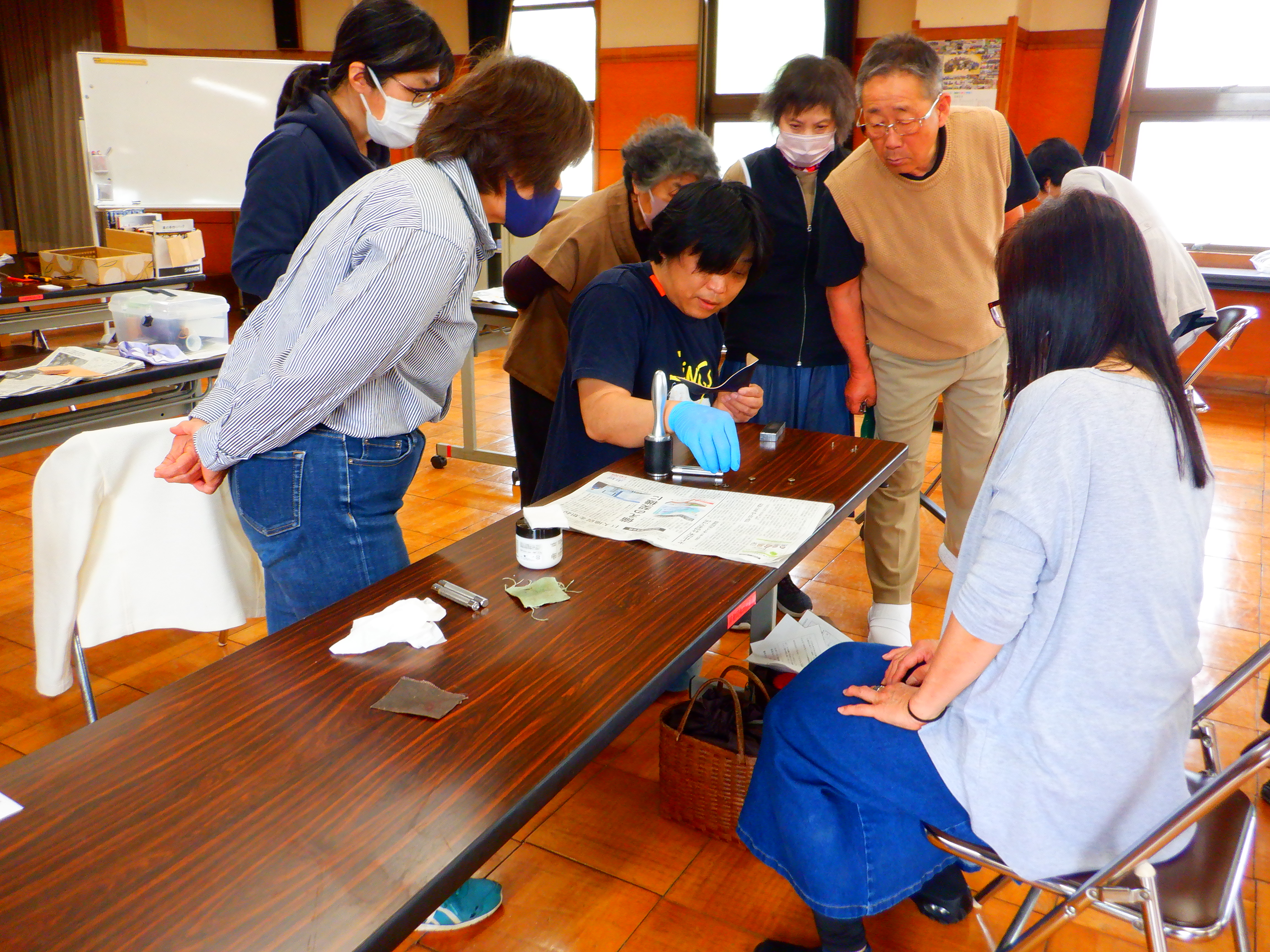 手縫いで作ろう！レザークラフト講座の様子。