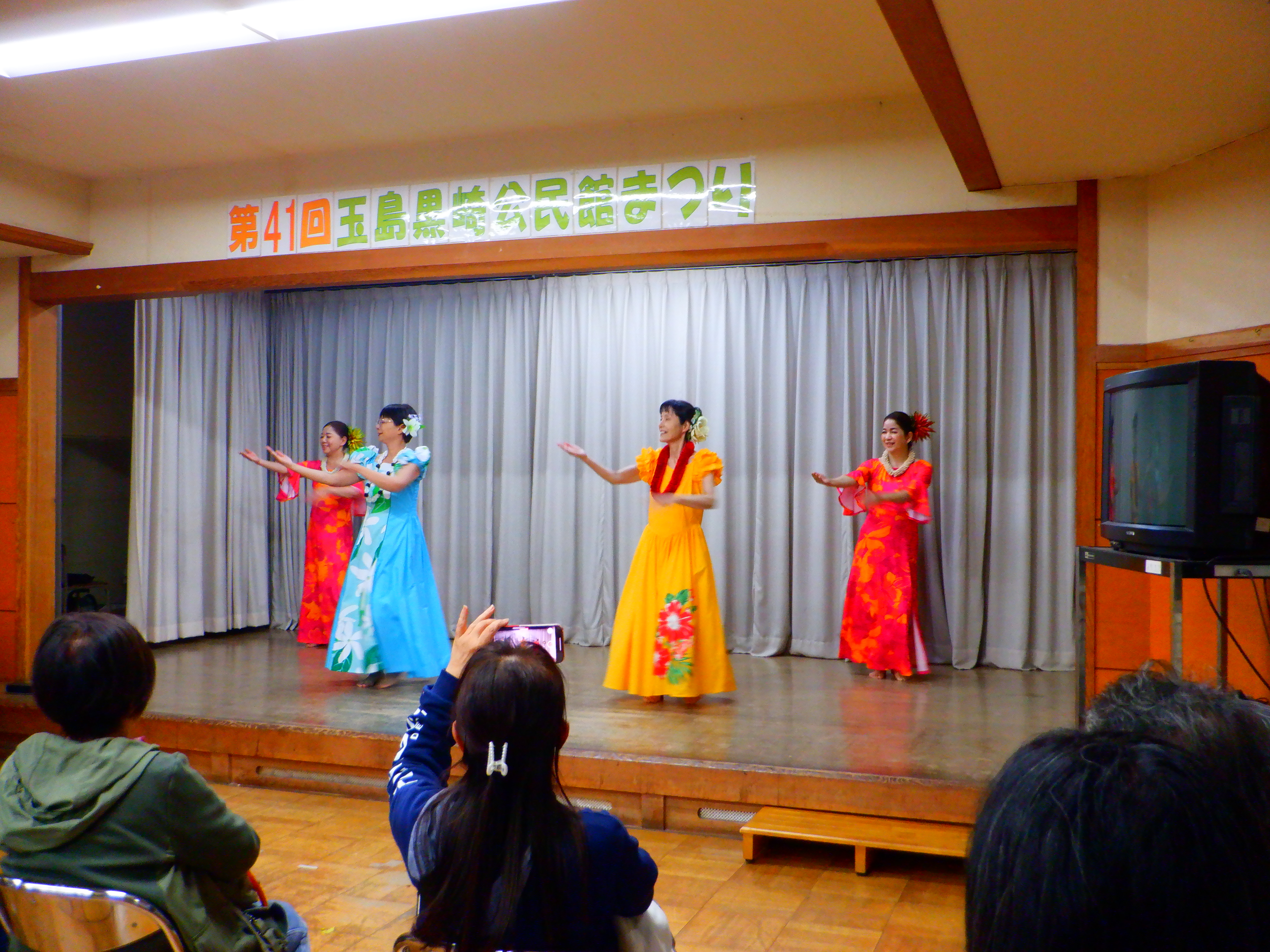 公民館まつりでのフラダンス発表。