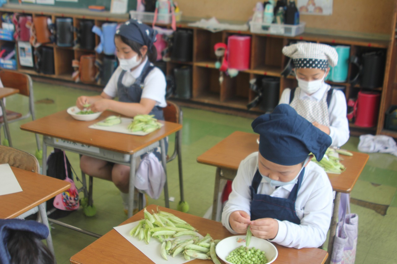 豆をさやからはずす