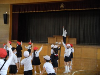 じゃんけん大会をする２年生と５年生の子どもたち