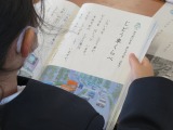 じどう車くらべを読む１年１組の子ども