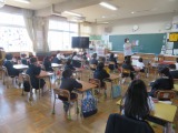 不思議な乗り物を絵にする学習をする３年１組の子どもたち