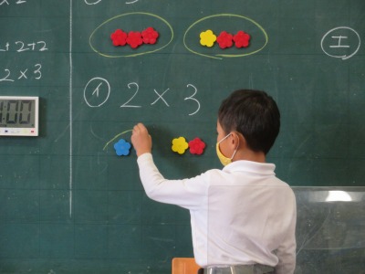 ２×３の計算を説明する２年２組の子ども