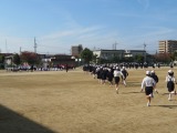 避難訓練で地震の後運動場に避難する子どもたち