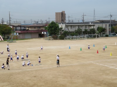 折り返しリレーの練習をする２年生